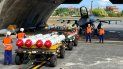 Personal militar junto al Harpoon A-84 de Estados Unidos, misiles antibuques y misiles aire-aire AIM-120 y AIM-9 preparados para ejercicios de carga de armas frente a un avión de combate F-16V de Estados Unidos en la base aérea de Hualien, Taiwán, el 17 de agosto de 2022.
