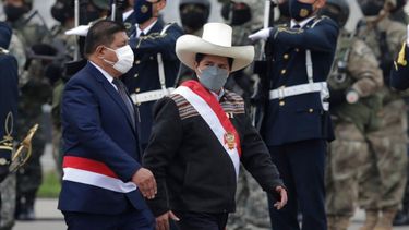 El presidente de Perú, Pedro Castillo, en el centro, y su ministro de Defensa, Walter Ayala, llegan para un desfile militar en Lima, Perú. En la denuncia presentada se expone que hay serios indicios de que Ayala habría incurrido en un delito de coacción.
