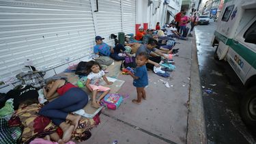 Migrantes hondureños descansan en la población de Huixtla, en el estado de Chiapas, México.
