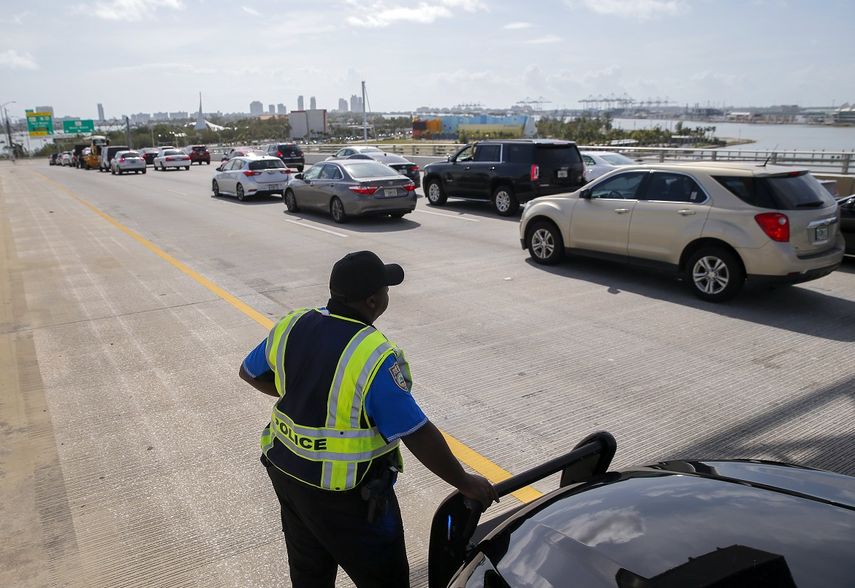 Imagen de archivo de un agente de la Policía que vigila en tránsito en una carretera de Miami.