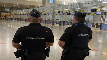 Agentes de la Policía Nacional en el Aeropuerto Adolfo Suárez Madrid-Barajas.