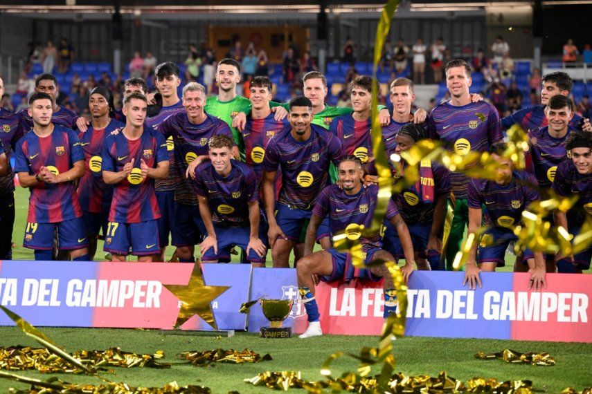Los jugadores del Barcelona posan con su trofeo tras ganar el 60º Trofeo Joan Gamper entre el FC Barcelona y el Como 1907 en el Estadio Johan Cruyff de Barcelona el 10 de agosto de 2025.  Los jugadores del Barcelona posan con su trofeo tras ganar el 60º Trofeo Joan Gamper entre el FC Barcelona y el Como 1907 en el Estadio Johan Cruyff de Barcelona el 10 de agosto de 2025.