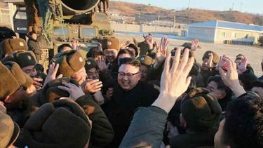 El dictador &nbsp;Kim Jong-un&nbsp;celebra el lanzaimiento junto a los militares que muestran su júbilo.&nbsp;