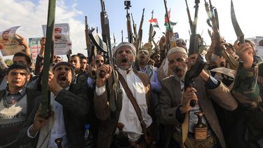 Seguidores de los hutíes de Yemen durante una manifestación en la que condenaban a Israel, un día después de que el grupo respaldado por Irán afirmara que su jefe militar había sido asesinado en un ataque israelí a principios de este año, en Saná, el 17 de octubre de 2025.