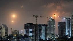 La imagen muestra el rastro de cohetes en el cielo sobre Netanya el 13 de junio de 2025. Sonaron sirenas de ataque aéreo en Jerusalén; luego se escucharon fuertes explosiones el 13 de junio.