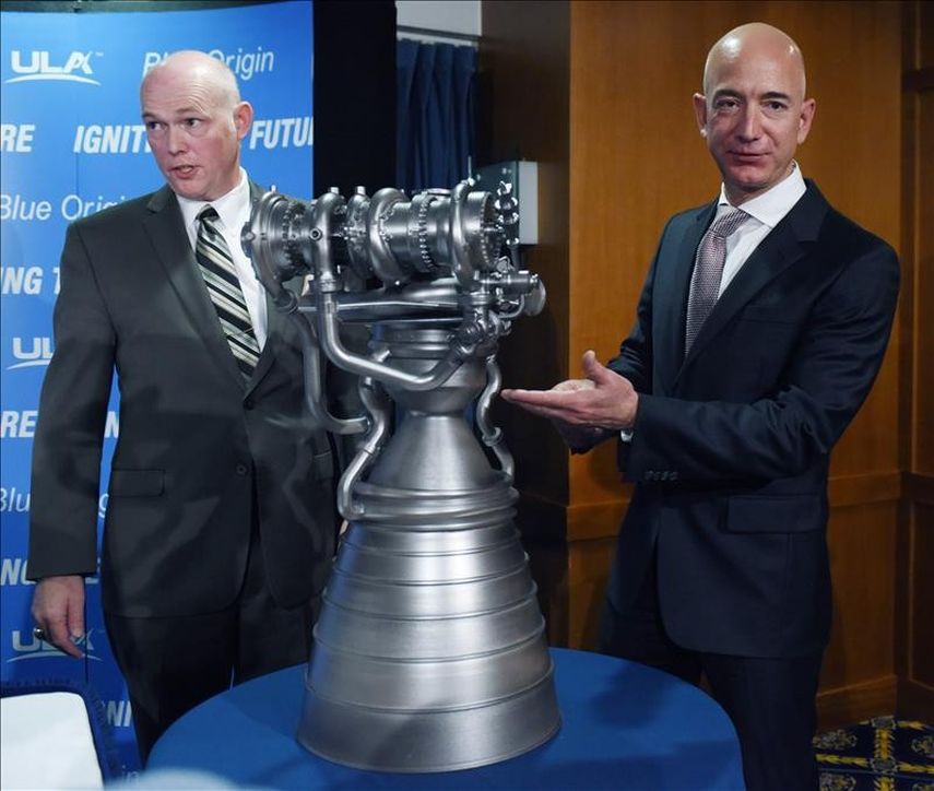 El presidente de ULA, Tory Bruno (izda), y el fundador de Amazon, Jeff Bezos (dcha), presentaban en septiembre de 2014 un nuevo motor de cohete en Washington DC. (EFE)