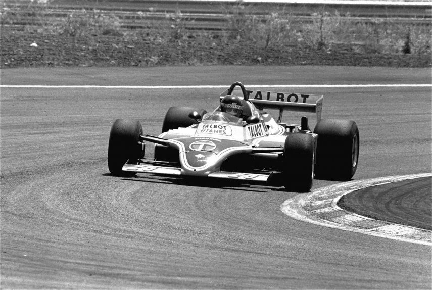 El piloto francés Jacques Laffite en su monoplaza Talbot-Ligier compite en el Gran Premio de España en el circuito de Jarama, al norte de Madrid, el domingo 21 de junio de 1981.