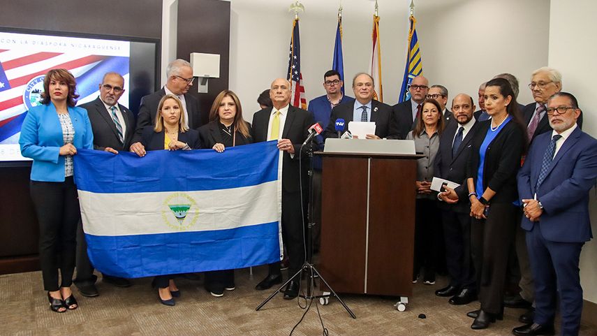 El alcalde Juan Carlos Bermúdez y concejales y funcionarios de la Ciudad de Doral, junto a activistas nicaragüenses.