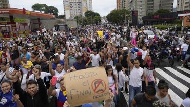Manifestantes marchan contra los resultados oficiales de las elecciones que declaran ganador al dictador Nicolás Maduro, el día después de los comicios en Caracas, Venezuela, el lunes 29 de julio de 2024.