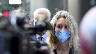 La expromesa de la biotecnología, Elizabeth Holmes, acudió este martes a una corte de Estados Unidos para la selección de los jurados que analizarán su juicio por fraude