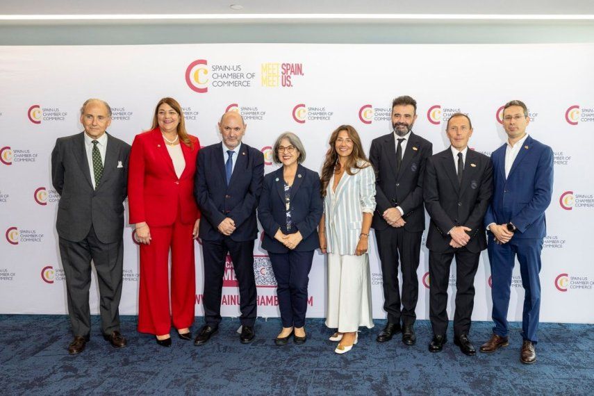 Bienvenida al Real Madrid en Miami, con motivo del Mundial FIFA de Clubes 2025. De izq. a der.: Jaime Lacadena e Higuera, Cónsul General de España en Miami; Madeline Pumariega, presidenta del Miami Dade College; Rafael Louzán, presidente de la Real Federación Española de Fútbol; Daniella Levine Cava, alcaldesa de Miami-Dade; Mónica Vásquez, presidenta de la Cámara de Comercio España-EEUU; Ángel Sánchez y Emilio Butragueño, directores del Real Madrid.