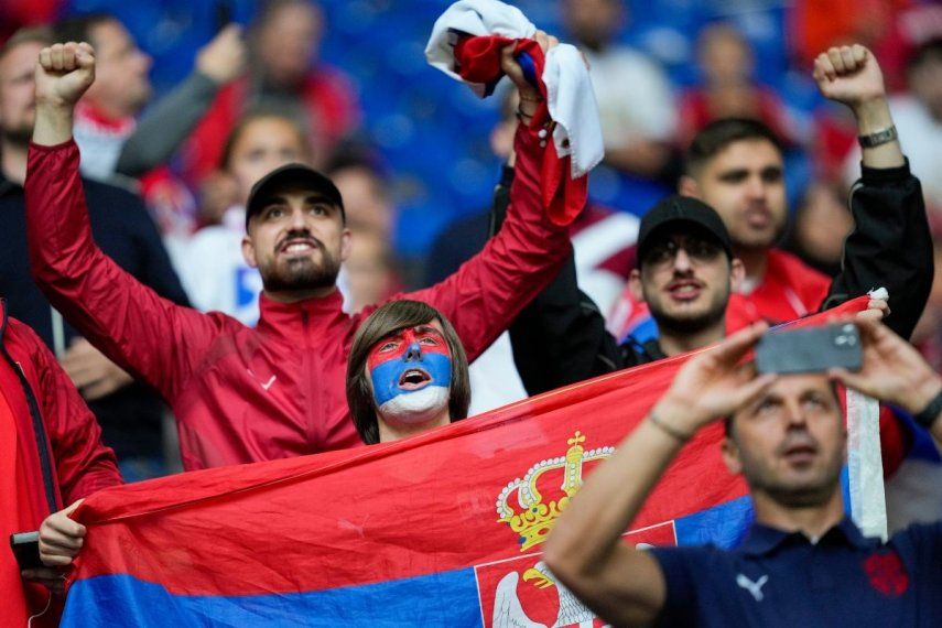 Aficionados serbios antes del encuentro del Grupo C del Campeonato Europeo ante Inglaterra en Gelsenkirchen, Alemania, el domingo 16 de junio del 2024.&nbsp;