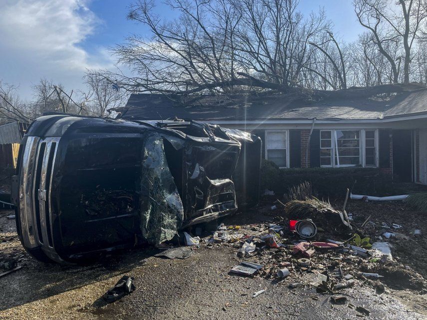 Un vehículo dañado yace frente a una residencia, el jueves 12 de enero de 2023, en Selma, Alabama.