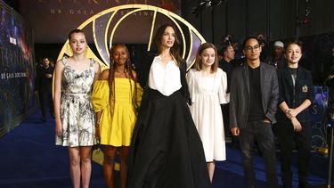 Shiloh Jolie-Pitt, Zahara Jolie, Angelina Jolie, Vivienne Jolie-Pitt, Maddox Jolie y Knox Jolie-Pitt posan para los fotógrafos al llegar al estreno de la película Eternals el miércoles 27 de octubre de 2021 en Londres.