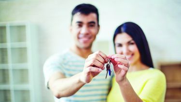 Diario las Américas | Couple-holding-house-ley.jpg