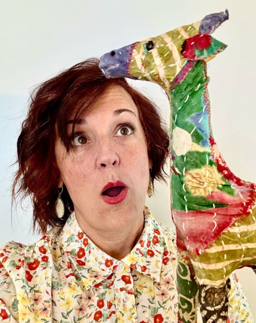 Rita Rosa Ruesga en la obra infantil Jirafas, que da titulo al álbum nominado al Latin Grammy en la edición 2025 del galardón.&nbsp;