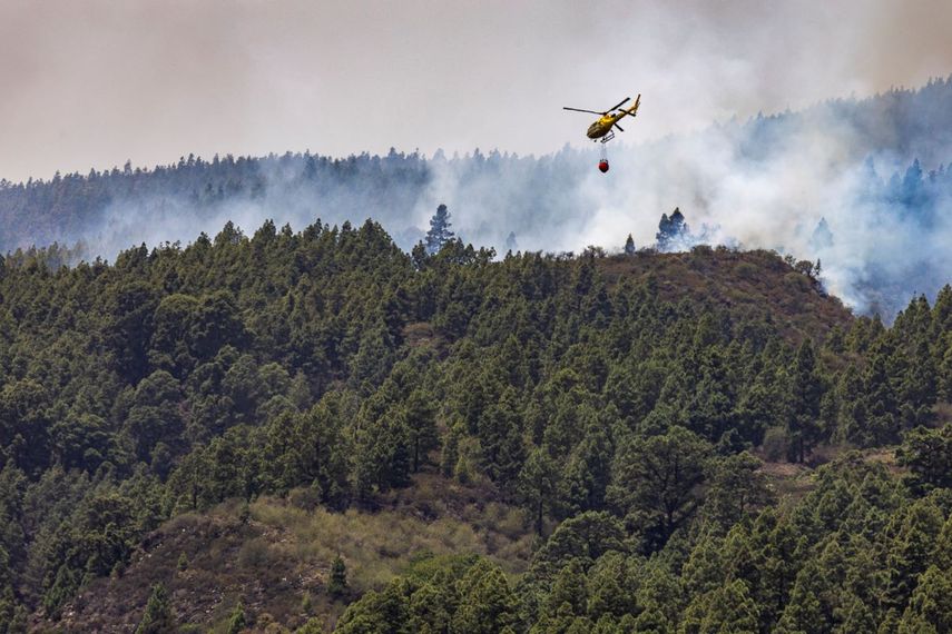 Un hidroavión trabaja en la extinción del fuego, en Las Lagunetas, a 22 de agosto, en La Esperanza, Tenerife, Canarias (España). El incendio se originó el pasado martes, 15 de agosto, en el monte Arafo de la isla y ya alcanza las casi 15.000 hectáreas calcinadas.