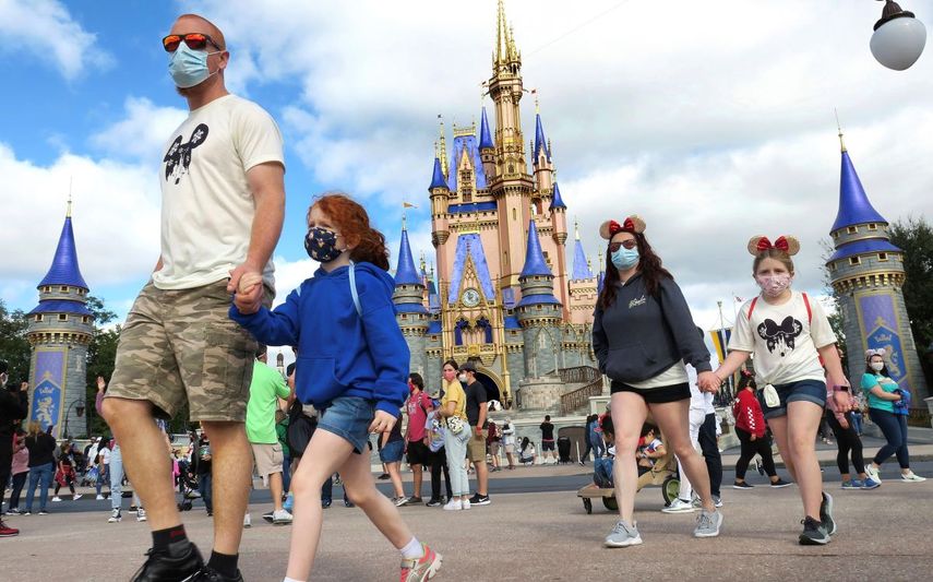 Una familia pasa junto al Castillo de Cenicienta en el Magic Kingdom, en el Walt Disney World en Lake Buena Vista, Florida.