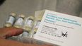 El farmacéutico Jonathan Parducho abre una caja de vacunas Jynneos para la viruela símica en el Hospital General Zuckerberg, en San Francisco, California.