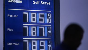 El tablero de una gasolinera en Los Ángeles muestra los altos precios por galón. &nbsp;