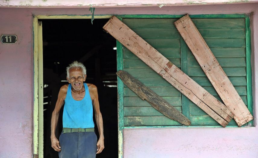 Un anciano posa junto a las ventanas tapiadas de su casa ante la llegada del huracán Irma, en la localidad de Turiguanó, en la provincia de Ciego de Ávila.