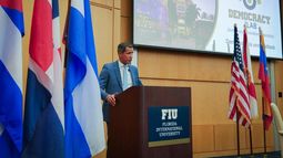 Juan Guaidó habla en el acto de presentación del Democracy iLab en la Universidad Internacional de la Florida.