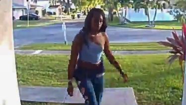 Mujer a la que acusan de robar paquetes en Miramar.