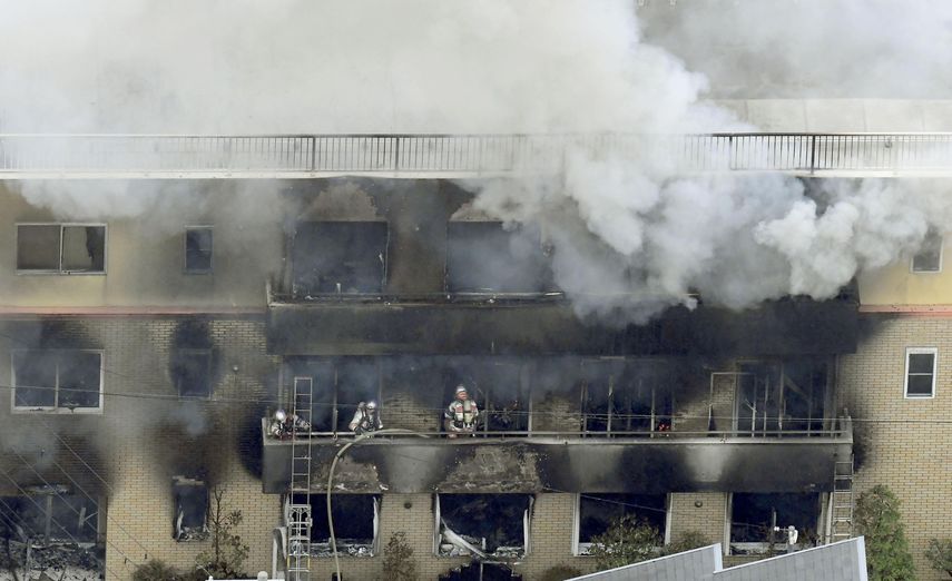 Bomberos trabajan en la extinción de un incendio en el edificio de tres plantas donde se encuentra el estudio de animación Kyoto Animation, en Kioto, Japón, el 18 de julio de 2019.&nbsp;
