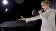 En esta imagen publicada por Olympic Broadcasting Services, la cantante canadiense Céline Dion actuando en la Torre Eiffel durante la ceremonia de apertura de los Juegos Olímpicos de Verano de 2024 en París, Francia, el viernes 26 de julio de 2024.