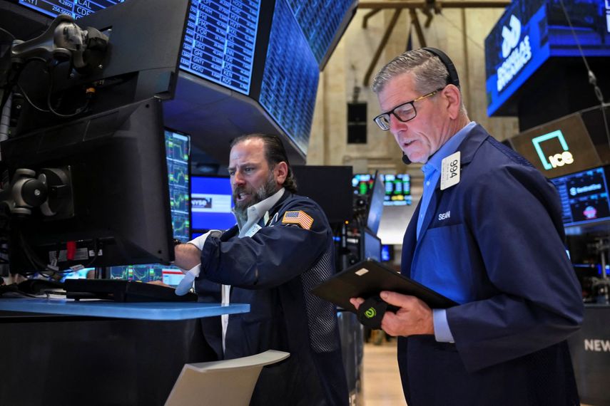 Agentes de la Bolsa de Nueva York trabajan en el piso de remate.