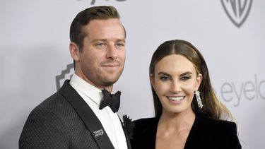 En esta foto del siete de enero de 2018, Armie Hammer, a la izquierda, y Elizabeth Chambers llegan a la fiesta posterior a los Globos de Oro de InStyle y Warner Bros. en Beverly Hills, California. El actor, conocido por su trabajo en The Social Network y Call Me By Your Name, y su esposa se están separando después de 10 años de matrimonio y 13 años juntos.&nbsp;