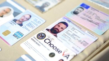 Esta fotograf&iacute;a proporcionada por la oficina de prensa del Palacio de Miraflores el lunes 4 de mayo de 2020 muestra lo que las autoridades del r&eacute;gimen de Nicol&aacute;s Maduro se&ntilde;alaron son los documentos de identificaci&oacute;n de dos estadounidenses detenidos, Airan Berry (derecha) y Luke Denman (izquierda), en Caracas.&nbsp;
