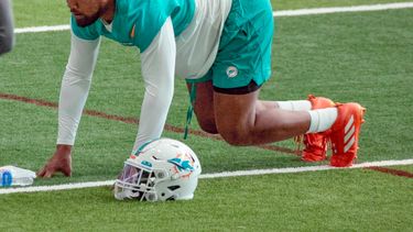 El linebacker de los Dolphins de Miami Bradley Chubb calienta durante un entrenamiento con el equipo el miércoles 2 de noviembre del 2022.&nbsp;
