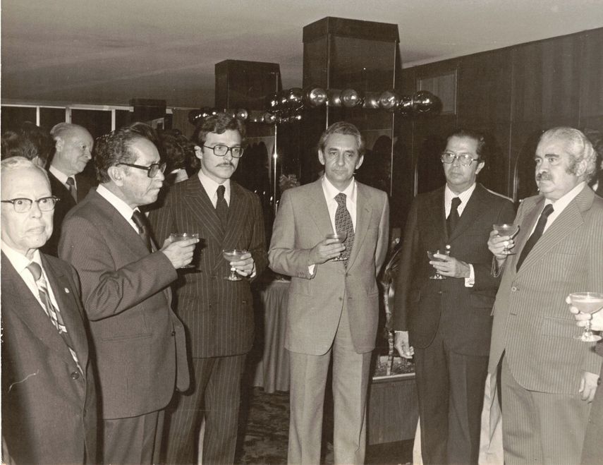 El presidente electo Herrera Campíns, con los expresidentes de Honduras, Ramón Ernesto Cruz y de Bolivia, Hernán Siles Zuazo, con quienes serían su Canciller, José Alberto Zambrano Velasco y su ministro de la secretaría de la presidencia, Gonzalo García Bustillos, y el autor, 1979.