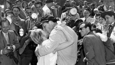 En esta foto del 28 de abril de 1955, el actor y cantante Eddie Constantine besa a su nueva esposa Helene Mussel para los fot&oacute;grafos alrededor durante el Festival Internacional de Cine de Cannes, en el sur de Francia.&nbsp;