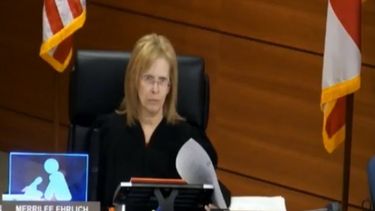 Merrilee Ehrlich, una jueza del Condado Broward, penalizada por tratar de moto tiránico a una acusada.