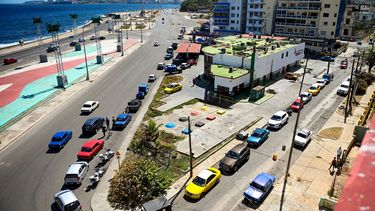 En esta vista aérea, los conductores hacen cola para llenar sus tanques en una gasolinera en La Habana, el 22 de marzo de 2022.&nbsp;