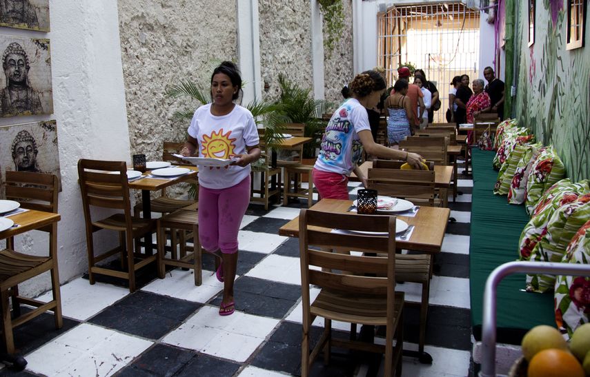 En el menú, el restaurante ofrece nueve platos en los que el comensal podrá escoger entre la pesca del día con ceviche de mango y vegetales de la huerta, una posta cartagenera y arroz de coco o unas berenjenas gratinadas con tomates de la huerta