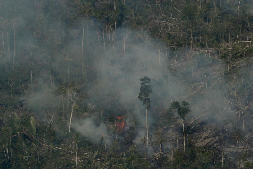 El fuego consume una zona cercana a Jaci Paraná, en el estado de Rondônia, Brasil.&nbsp;