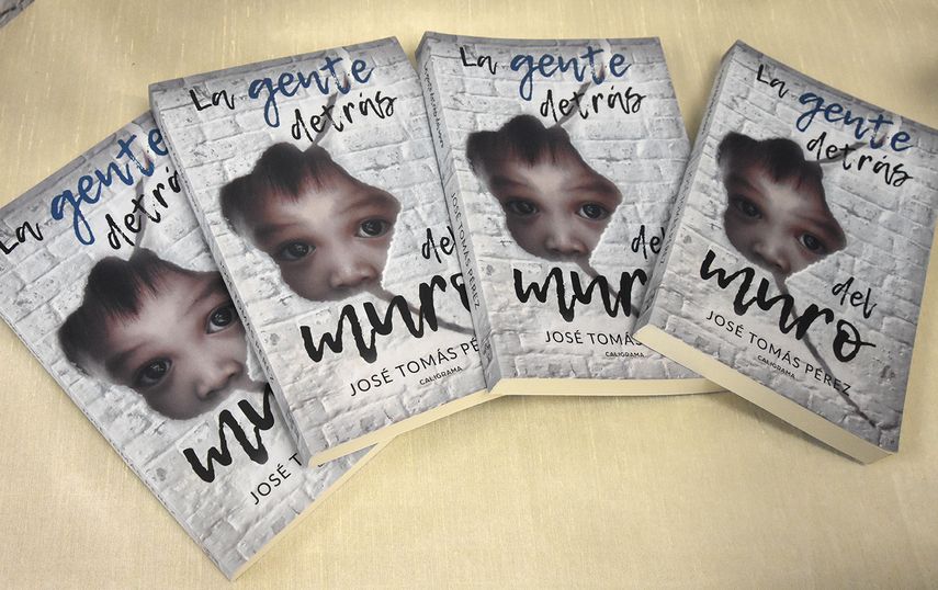 Algunos de los ejemplares del libro La gente detrás del muro, de&nbsp;José Tomás Pérez.