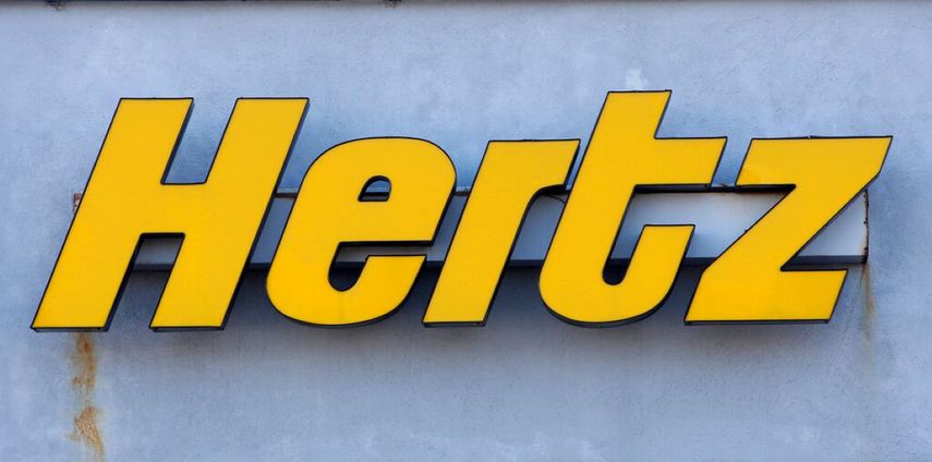 El logotipo de la empresa de alquiler de autos Hertz en la fachada de uno de sus locales en Boston.