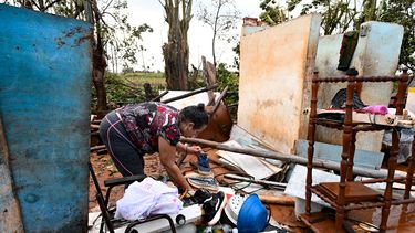 Una mujer recoge algunas pertenencias entre los escombros de su casa después del paso del huracán Rafael en Alquizar, provincia de Artemisa, Cuba, el 7 de noviembre de 2024.