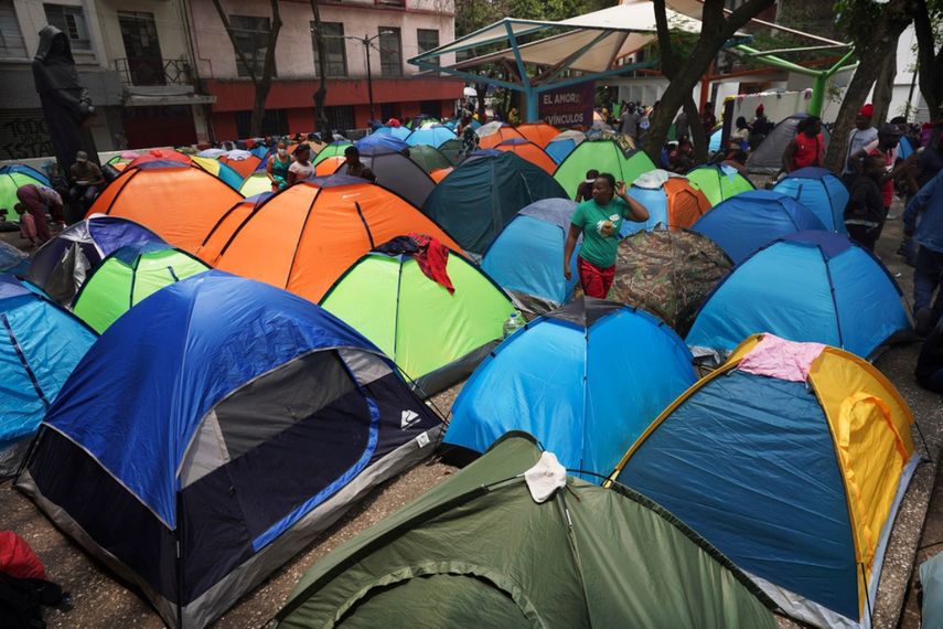 Migrantes haitianos acampan en la plaza Giordano Bruno, el 18 de mayo de 2023, en la colonia Juárez, de Ciudad de México.