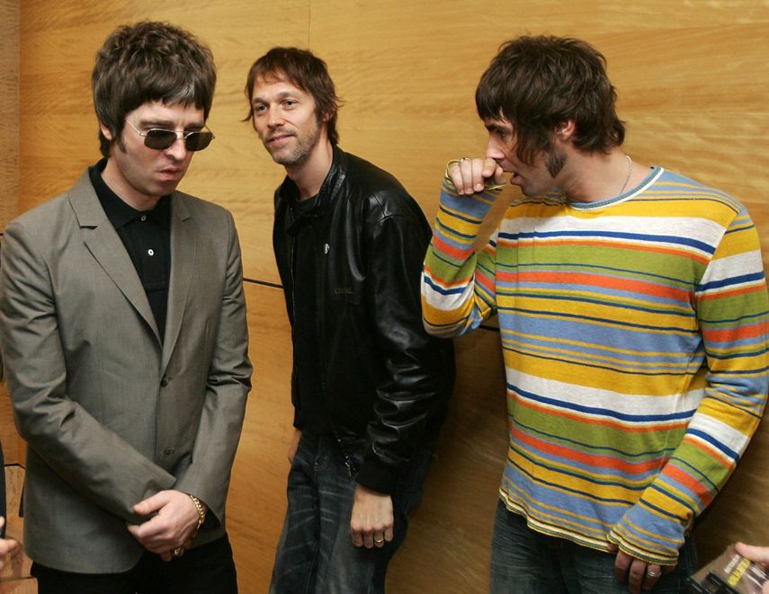 Noel Gallagher, Andy Bell y Liam Gallagher, miembros de la banda de rock británica Oasis, realizan una sesión fotográfica en Hong Kong el 25 de febrero de 2006. &nbsp;