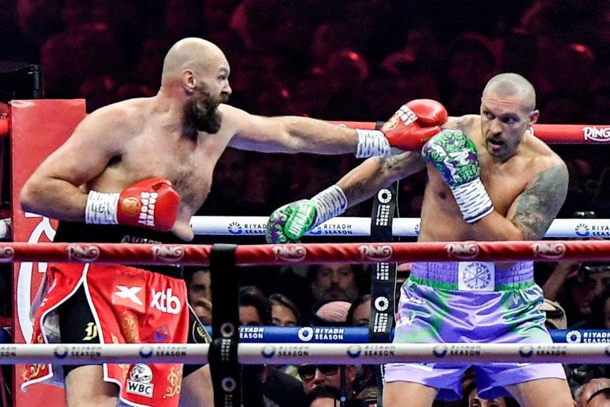 El británico Tyson Fury (izquierda) y el ucraniano Oleksandr Usyk intercambian golpes en su combate de revancha, el 22 de diciembre de 2024.