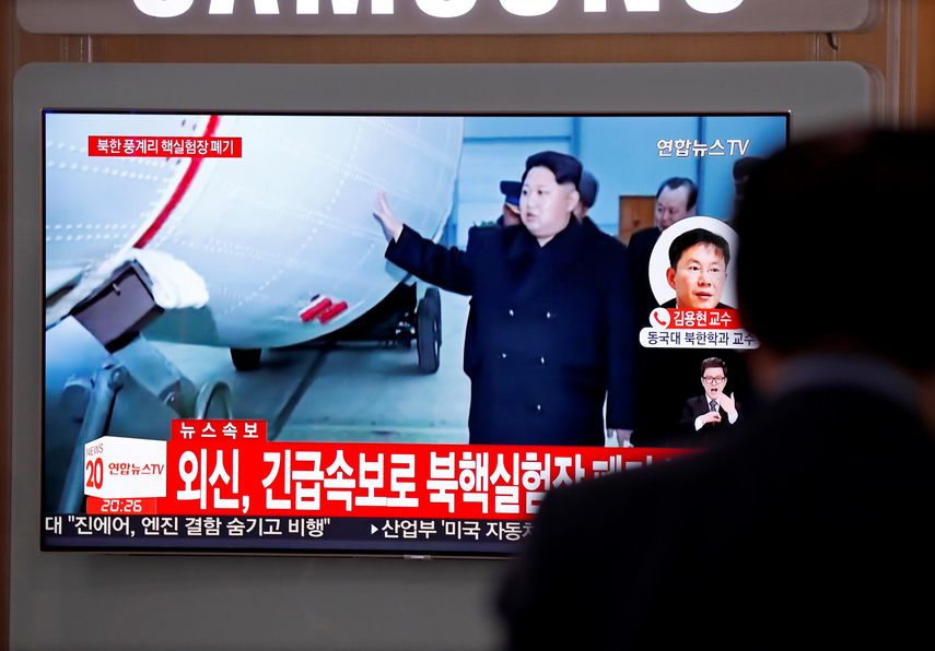 Varios surcoreanos siguen por televisión informaciones referidas al líder norcoreano, Kim Jong-un, en la Estación de Seúl (Corea&nbsp;del Sur)