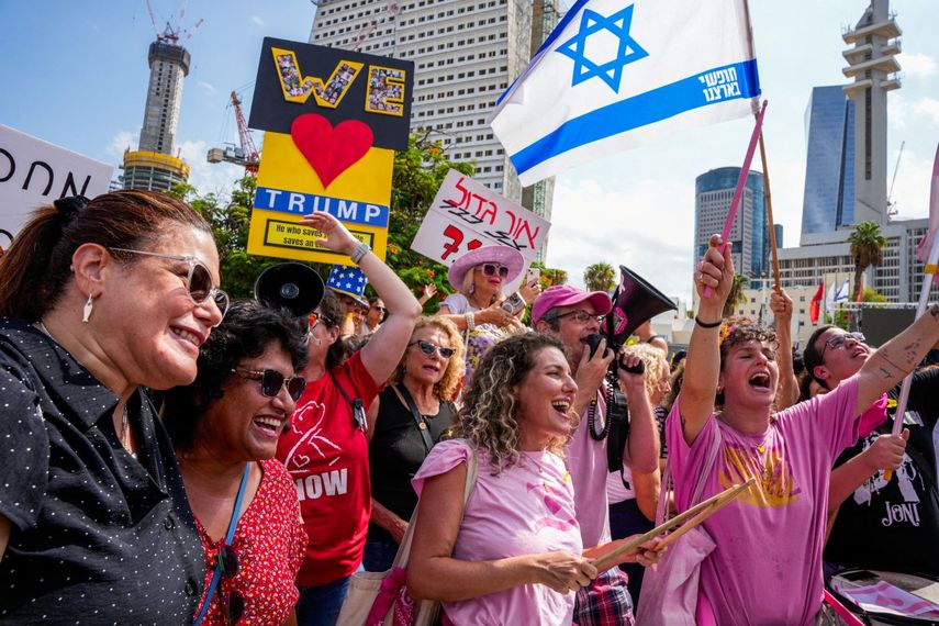 Israelíes celebran el acuerdo del cese al fuego gracias al plan del presidente de Estados Unidos Donald J. Trump.