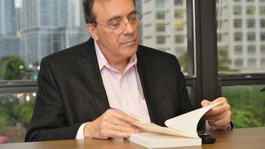 Carlos Alberto Montaner lee una de sus publicaciones durante una visita a la redacci&oacute;n de DIARIO LAS AM&Eacute;RICAS.&nbsp;