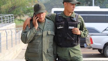 Foto facilitada por Migración Colombia que muestra a dos miembros de la Guardia Nacional Bolivariana (GNB) que desertaron, en Cúcuta, Colombia, el 23 de febrero de 2019.