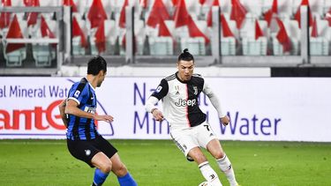 El portugu&eacute;s Cristiano Ronaldo, de la Juventus, hace una gambeta frente a Antonio Candreva, del Inter, el domingo 8 de marzo de 2020 en Tur&iacute;n.&nbsp;
